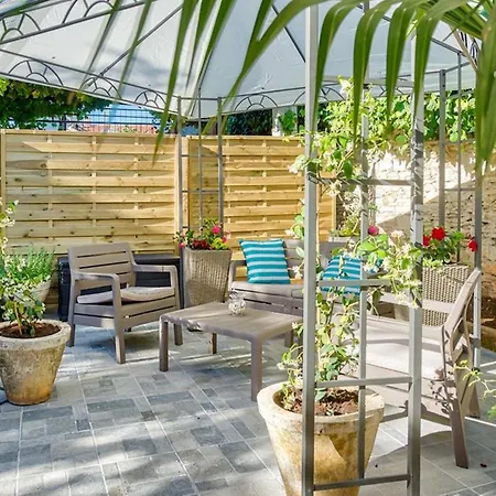 Amphitheater Garden Studio *