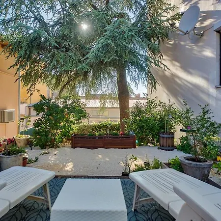 Amphitheater Garden Studio