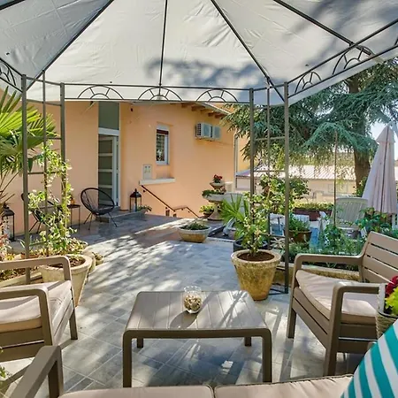 Amphitheater Garden Studio *